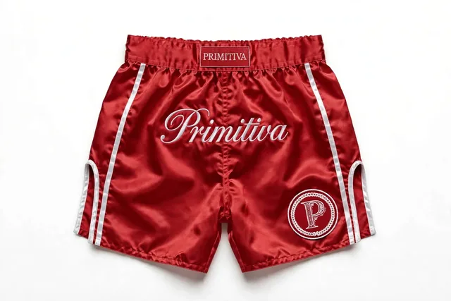 Primitiva short de combat WR — Script en rouge et blanc avec logotype en script et monogramme