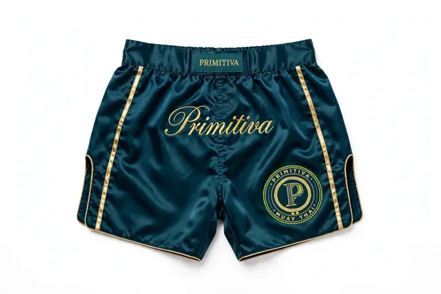 Short de combat Primitiva GT — Script en sarcelle avec logotype en script doré et emblème