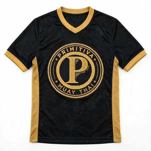 Maillot en filet noir Primitiva Insignia BG avec un grand emblème doré sur la poitrine à l’avant et un dos uni avec l’étiquette Primitiva au col