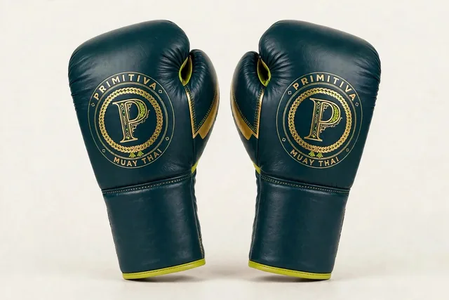 Primitiva Nak Muay GT gants à lacets en sarcelle et doré — vue avant : l’emblème sur le poing