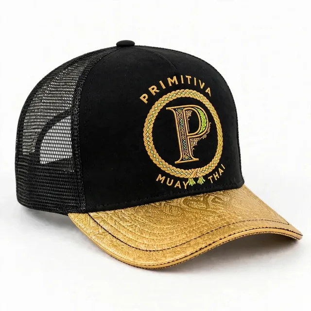 Primitiva casquette trucker noire avec emblème brodé et visière dorée