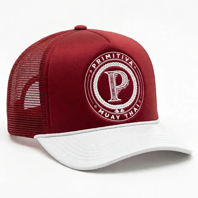 Primitiva casquette trucker rouge avec emblème brodé et visière blanche